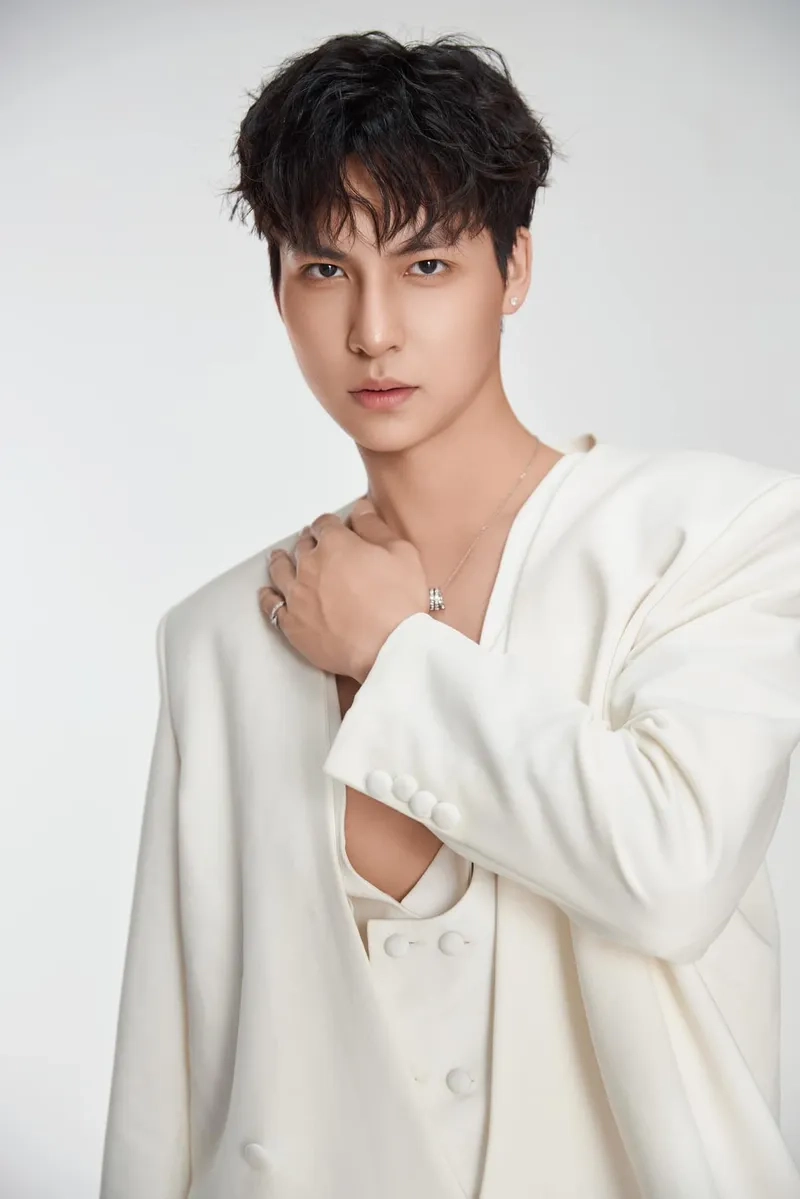 Thần thái chuẩn soái ca của Nguyễn Xuân Thắng The Next Gentleman team Hương Ly