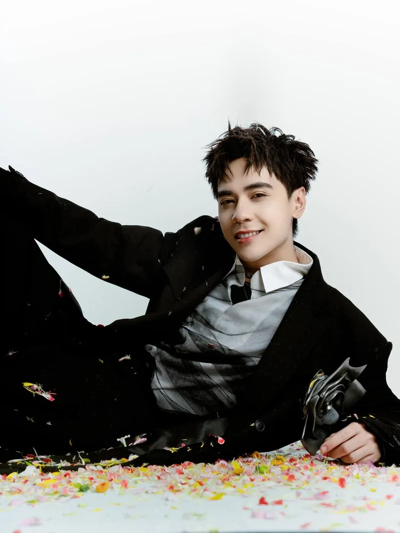 Đắm chìm trong lời ca trói em lại lời đầy cảm xúc