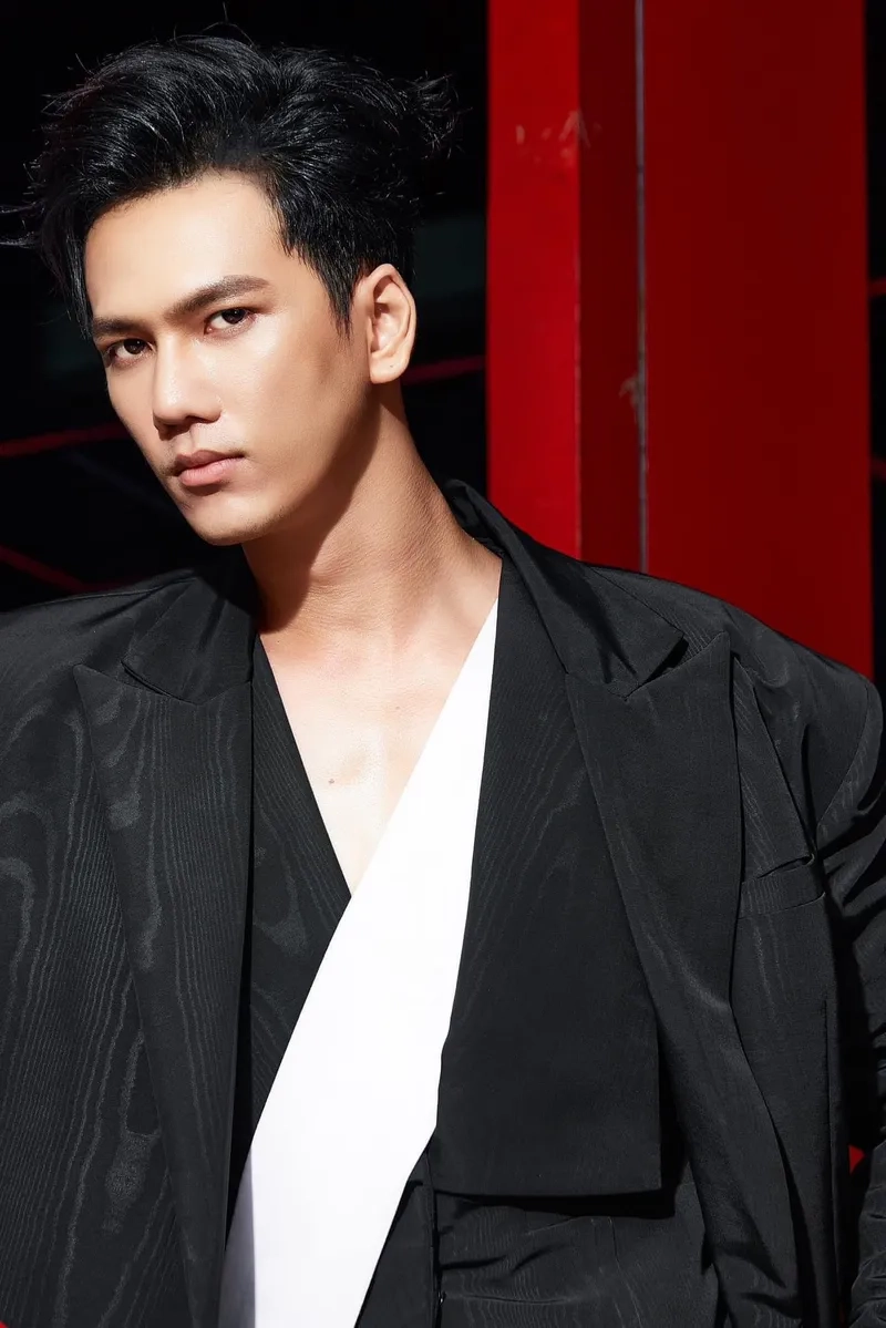 Chiêm ngưỡng Trần Phước Nguyên catwalk ướt át đầy quyến rũ