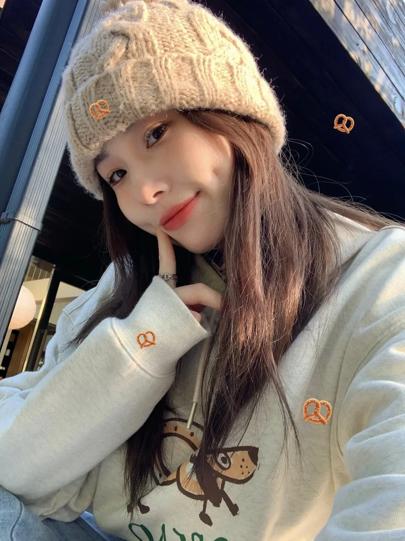 Khoảnh khắc đáng yêu của gái xinh má lúm cười khiến tim tan chảy