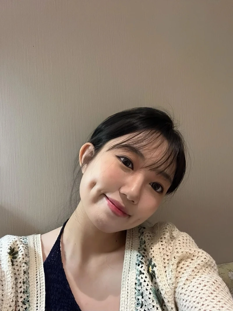 Vẻ đẹp tự nhiên của gái xinh má lúm mặt mộc gây chú ý