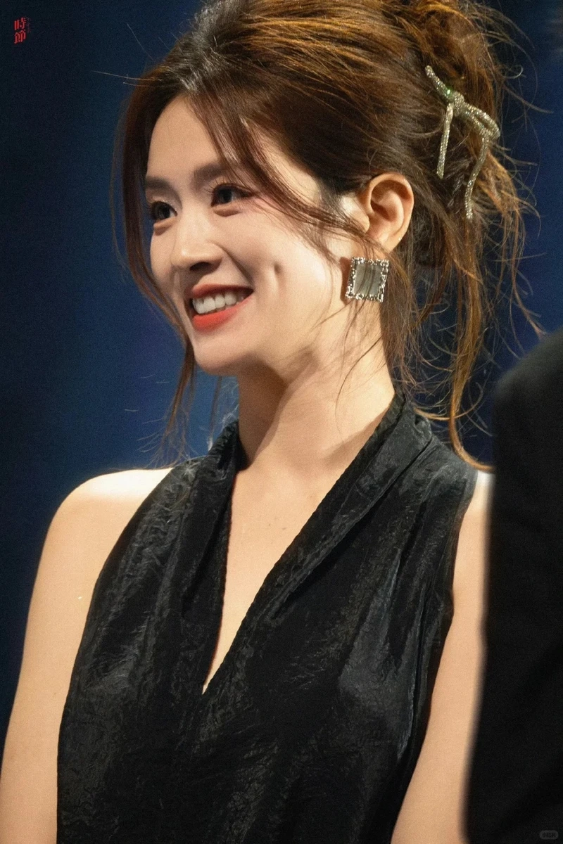 Hot trend mạng xã hội với gái xinh má lúm tiktok